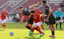 Einen Kampf um jeden Zentimeter, wie ihn hier 05-Kapitän Benko Sabani im Heimspiel führt, erwartet Jan Siewert auch am Samstag bei Hessen Kassel.