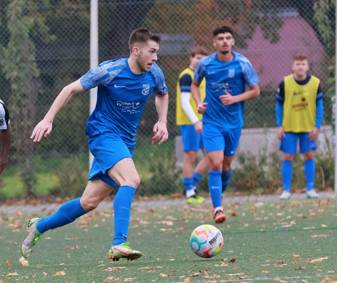 Einmal Strafstoß, einmal Steckball: Lukas Fischer erzielte beim Auswärtsspiel der TSG 46 in Baumholder zwei Tore, dennoch blieb sein Team beim Tabellenführer ohne Chance auf einen Punktgewinn. 