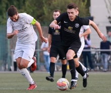 Michael Widera, hier im mit 1:2 verlorenen Heimspiel gegen den FSV Offenbach (l. Tim Hörner), tütete nun die Revanche beim Gastspiel an der Queich ein.