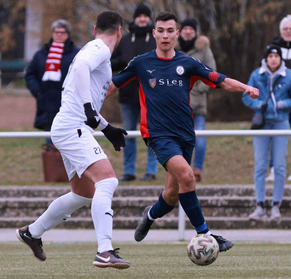 Eine gute Stunde lang quälte sich der FC Basara gegen Schlusslicht TuS Steinbach, als Alessandro Marino (r.) und seine Nebenmänner in der Stammformation auf den Platz standen, war der Auftrag bald erledigt.