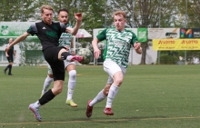 Der Niersteiner Levin Przybysz (l., gegen Lasse May) erzielte zwar kein Tor, zog aber die Rote Karte gegen Leon Nauth, nach der das Spiel kippte.