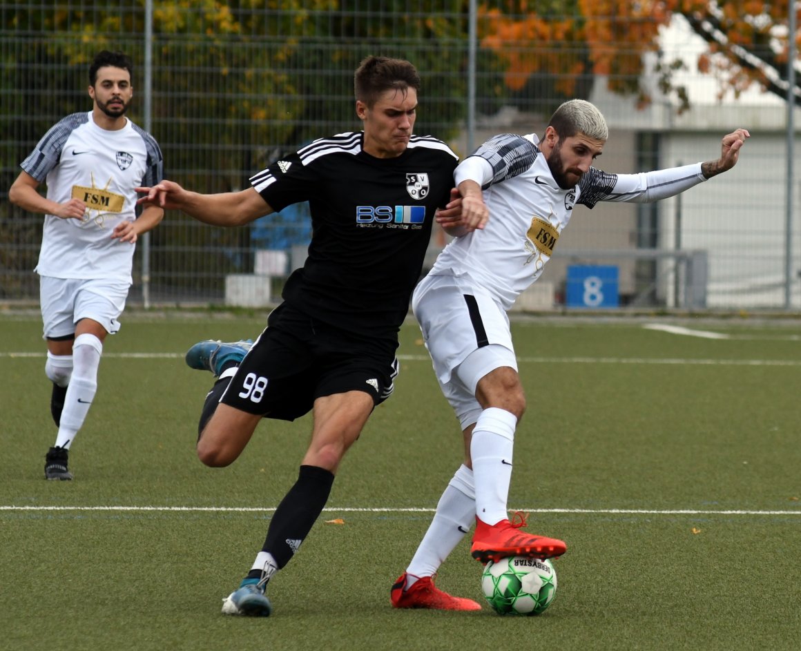 Alexander Markiefka (l.), hier im Hinrundenspiel gegen Ninos Shamoun, erzielte am Mittwochabend alle drei Ober-Olmer Tore.