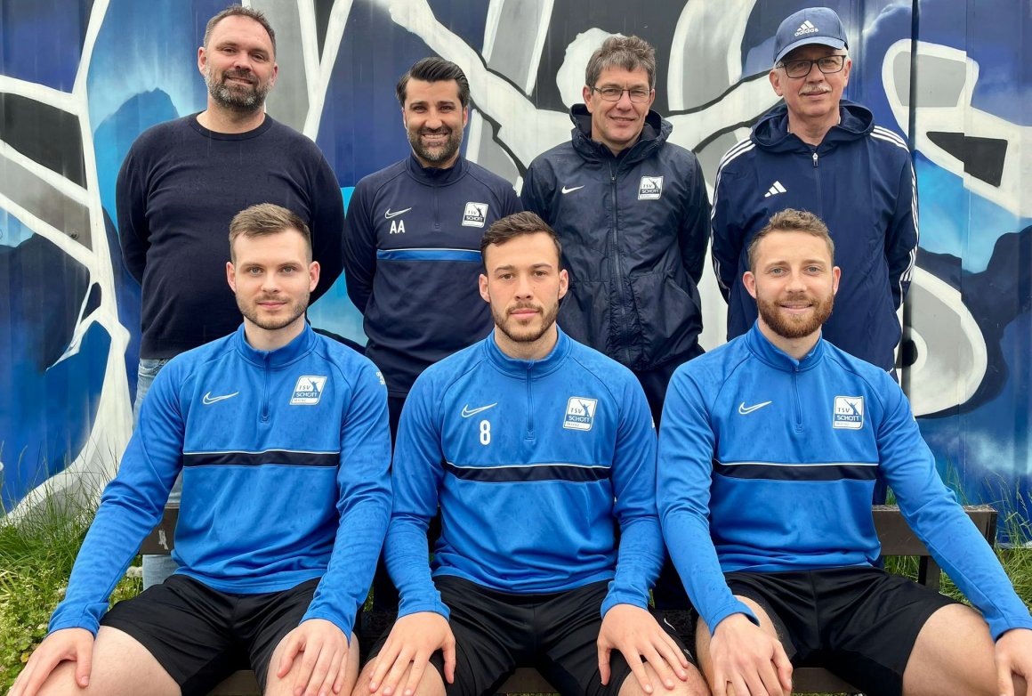 Der Sportliche Leiter Sascha Meeth, Trainer Aydin Ay, Kotrainer und Abteilungsleiter Bernd Bangel und Teammanager Klaus Bauer (hinten v.l.) mit Johannes Gansmann., Silas Schwarz und Nicklas Schlosser...