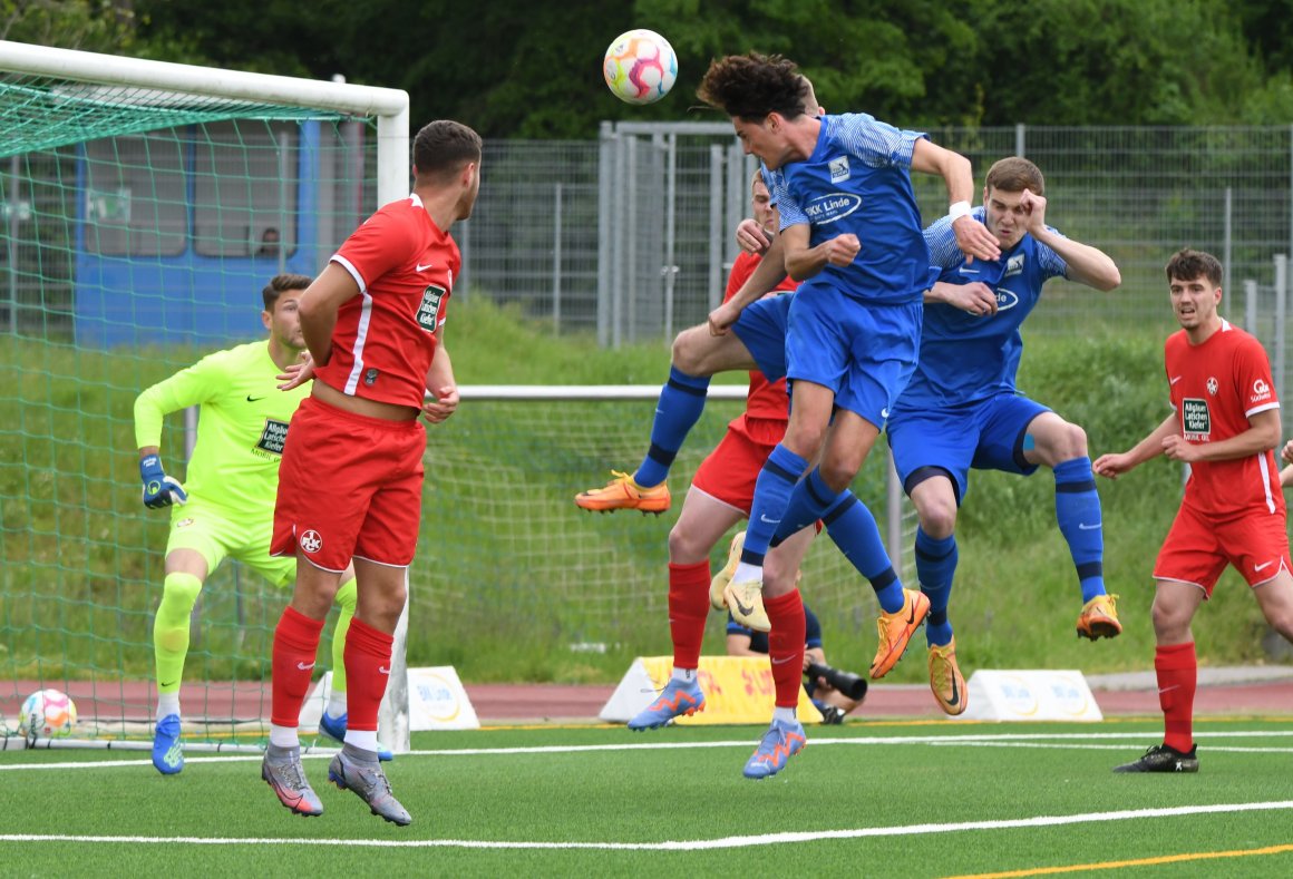 Überraschung in Mombach: Linus Wimmers Kopfball...