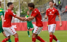 Zwei Torschützen und ein Vorbereiter: Julian Derstroff (l.) hat Kaito Mizuta soeben das 2:0 aufgelegt, Danny Schmidt (r.) hatte in der ersten Halbzeit das 1:0 geköpft.