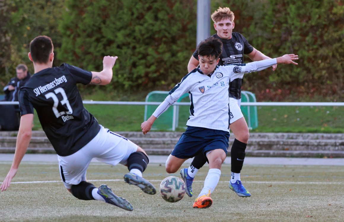 Im Heimspiel gegen den SV Hemersberg hatte der FC Basara (r. Daisuke Fukuhara) die 3:0-Führung schon in der 38. Minute zusammen, dafür hielt der FC seinen Kasten diesmal im Gegensatz zum 3:2 vom November sauber. 