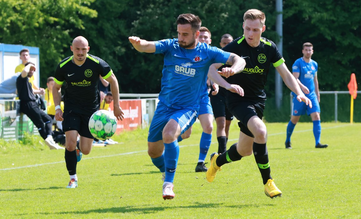 Auf mäßigem Niveau bewegte sich das Spiel zwischen dem TSV Mommenheim und dem FSV Oppenheim. Den Gastgebern um Dominik Göbig (M.) reichte das Unentschieden allerdings zum Klassenverbleib.