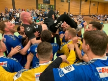 Als Vizemeister tritt Volker Schuster vom Traineramt bei den Oberliga-Handballern der Sportfreunde Budenheim ab. Da muss man nicht kleinlich sein und den Coach wie einen frisch gebackenen Weltmeister hochleben lassen.