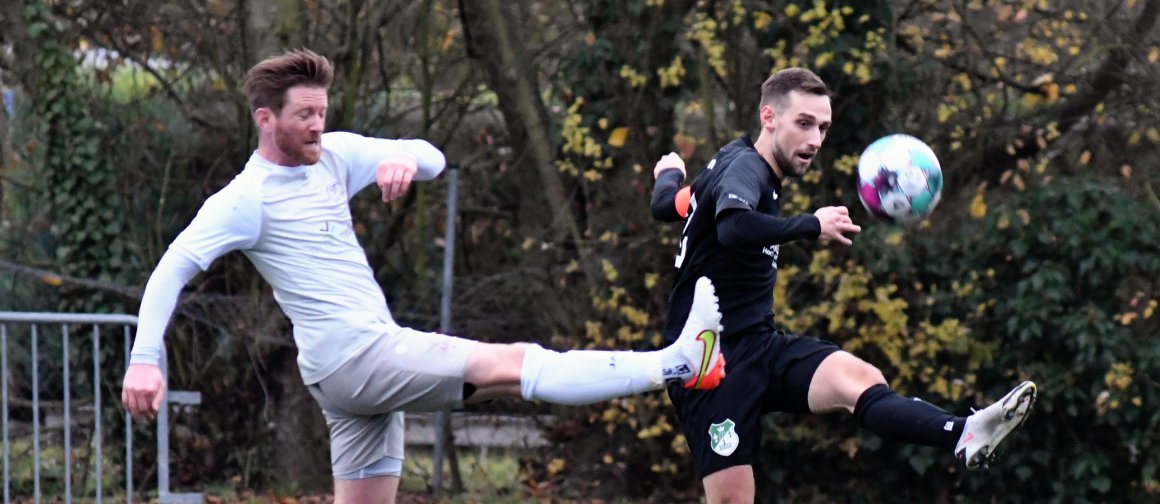 Der mit der TuS aufstiegserprobte Dennis Ritz (r.) traf beim 6:0 gegen Hassia Bingen zweimal.