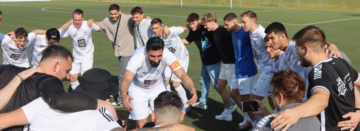 Vorsänger für den Song von den „Gonsenheimer Jungs“: Kotrainer Ferhat Gündüz durfte beim Saisonabschluss des SVG noch einmal aufs Feld und nach dem Abpfiff in den Kreis. 