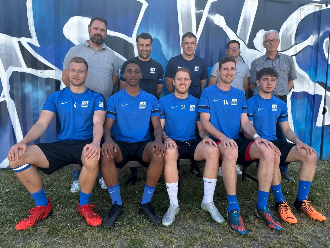 Haben verlängert: (vorne v.l.) Lars Hermann, Namrud Embaye, Tim Müller, Manuel Schneider und Dorian Cucchiara. Über die Schultern schauen ihnen Sascha Meeth (Sportlicher Leiter), Trainer Aydin Ay, die Kotrainer Bernd Bangel und Jörg Wahlen sowie Teammanager Klaus Bauer.