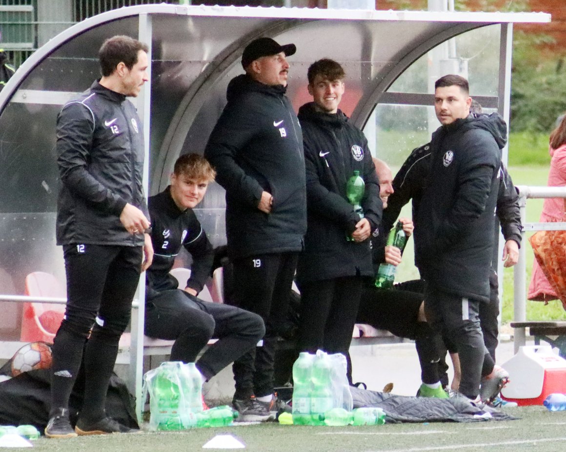 Ruben Ragg (l.) bleibt Torwarttrainer des VfB Bodenheim, holt aber auch seinen Pass aus Zornheim. In der Vorbereitung wird er den wegen seiner Hochzeit abwesenden Marco Günther (r.) vertreten.