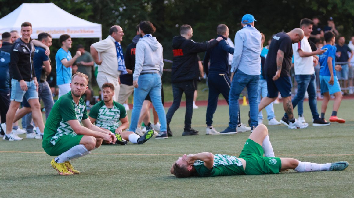 Ausgepumpt, frustriert, am Biden zerstört: Für die TuS Marienborn platzte am Mittwochabend der Traum vom Oberligaaufstieg. Das Spiel gegen Cosmos Koblenz, das die Mainzer hätten gewinnen müssen...