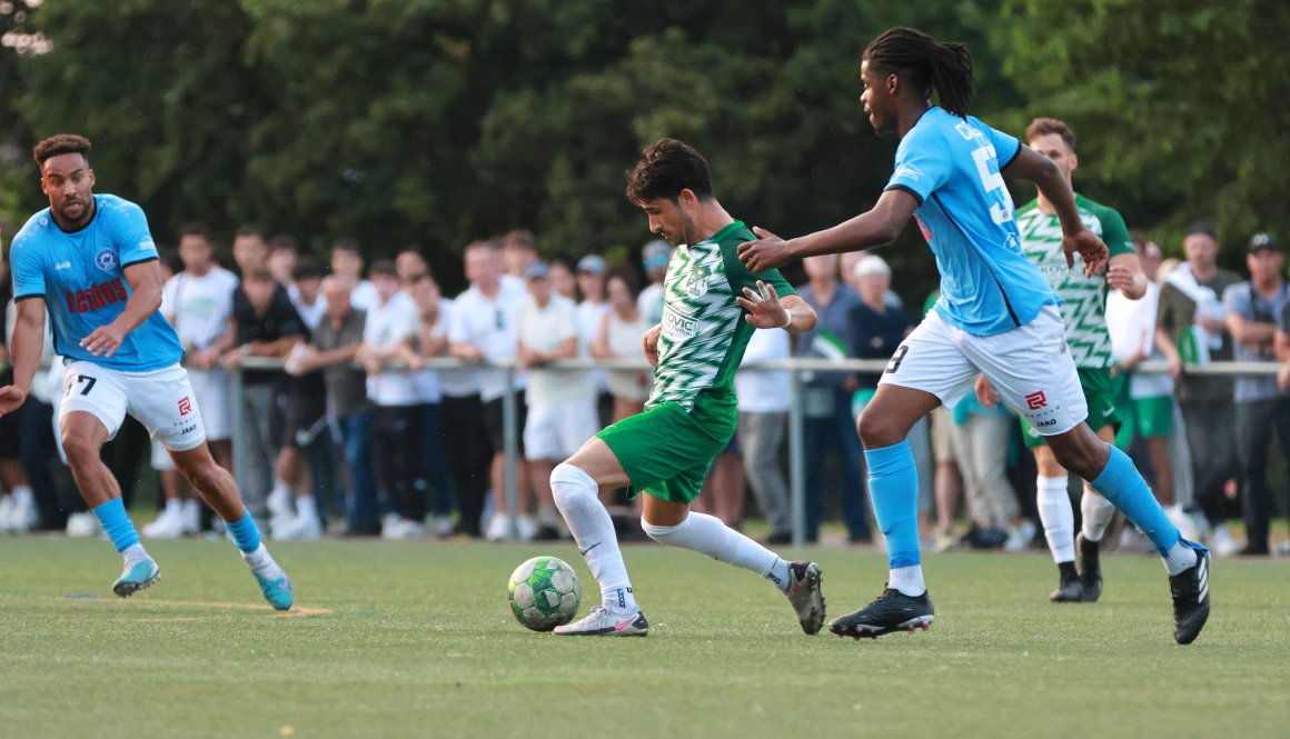 Antonio Serratore (M.) und die TuS Marienborn bleiben der Verbandsliga erhalten.