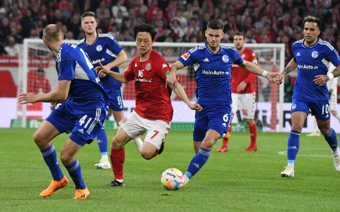 Tom Krauß (Nummer sechs), hier im Zweikampf mit Jae-sung Lee, wird vermutlich bald ein Mannschaftskollege des Südkoreaners sein.