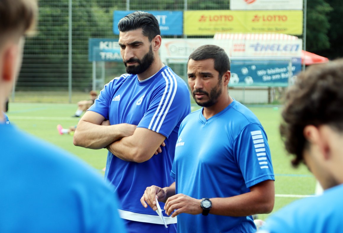 Die Gonsenheimer Trainer Anouar Ddaou (r.) und Ferhat Gündüz wissen nun, dass sie ihr Team zum Saisonauftakt auf den FK Pirmasens vorbereiten müssen.