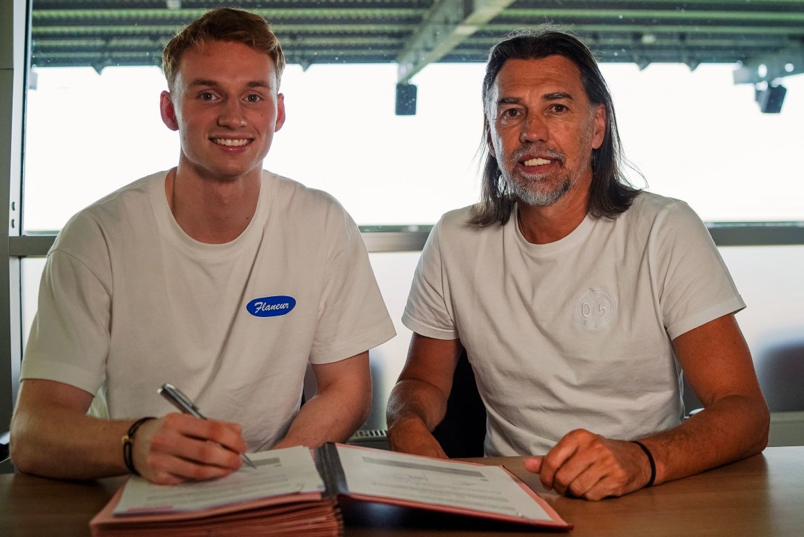 Sepp van den Berg und Martin Schmidt haben den Vertrag unterschrieben.