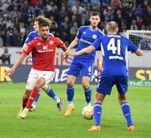 Tom Krauß (Nummer 6, hier beim Schalker 3:2-Sieg Anfang Mai in Mainz ) trägt ab sofort rot-weiße statt königsblaue Trikots.