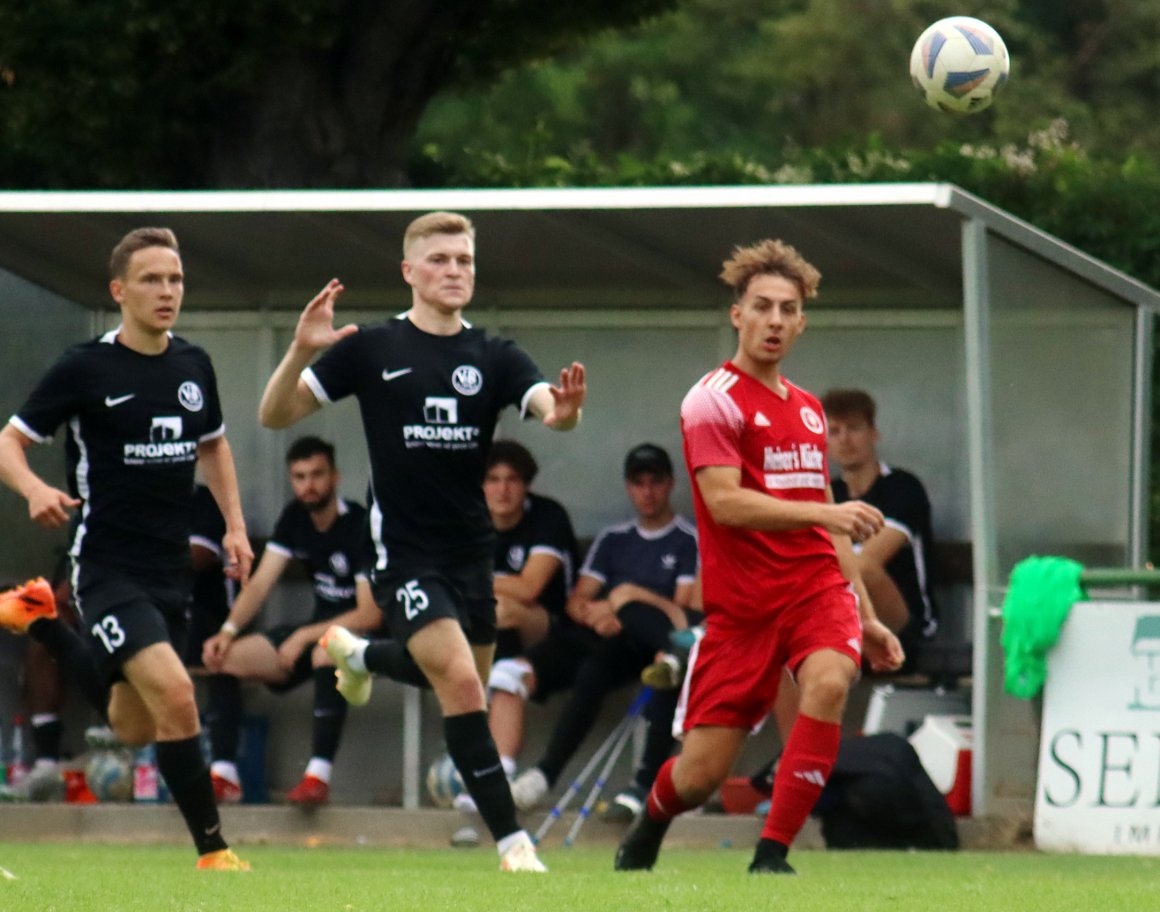 Die Bodenheimer Neuzugänge Maik Geuder und Adrian Ziewers (v. l.) konnten den Weisenauer Finn Leoff nicht am Flanken hindern.