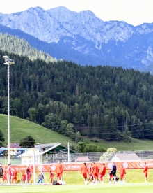 Vor für Rheinhessen spektakulärer Kulisse trainieren die 05er in Schladming. Spektakulär kann auch ihr Offensivfußball werden.