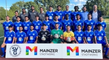 Die Oberligamannschaft des SV Gonsenheim in der Saison 2023/2024 | Hinten von links: Teammanagerin Bettina Stritter, Trainer Anouar Ddaou, Kotrainer Ferhat Gündüz, Kotrainer Luca Vanni, Abdellatif El Mahaoui, Khaled Abou Daya, Christian Jindra, Hady Kallo, Sportvorstand Marvin Bylsma, Vorsitzender Frank Specht. Mitte v. l.: Yannik Ischdonat, Kaito Shimoda, Luan Barroso Rennstich, Joshua Fröls, Adil Fellahi, Lukas Rodwald, Nokouri Hangatta, Ufuk Kömesögütlü, Maurice Neukirch, Damir Bektasevic. Vorne v.l.: Semih Oyar, Mehmet Yildiz, Belel Meslem, Lennard Luther, Paul Simon, Kevin Wieszolek, Tibor Engler, Mojtaba Tajik, Aschref Ben Hazaz. Es fehlen: Massil Aimene, Lirion Aliu, Jan Vogel, Jonah Wolf.