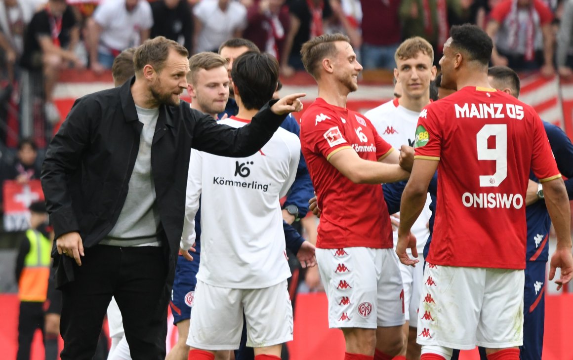 Bo Svensson, hier nach dem jüngsten Heimsieg gegen den FC Bayern, weist den Weg, den die 05er gerne mit ihm weitergehen würden.