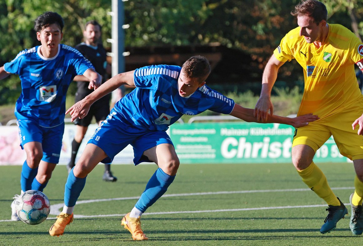 Die Ehre des ersten Saisontreffers für den SV Gonsenheim kommt Yannick Ischdonat (Mitte) zu, der dazu einen Freistoß nutzte, den Kaito Shimoda (l.) herausgeholt hatte.