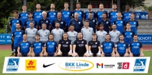 Die Regionalligamannschaft des TSV Schott Mainz in der Saison 2023/2024 |Hinten von links: Tim Arnhold, Nils Gans, Julius Haas, Dominik Ahlbach, Manuel Schneider, Jan Just, Lars Hermann, Jacob Roden, Namrud Embaye.  Zweite Reihe von hinten v.l.: Linus Wimmer, Etienne Portmann, Klaus Bauer (Teammanager), Robert Watters (Betreuer), Dieter Senftleben (Betreuer), Jürgen Griesinger (Physiotherapeut), Marcel Heeg (Social Media), Leon Kern, Tim Müller. Zweite Reihe von vorne v.l.: Halil Ibrahim Yilmaz, Christoph Schunck (Kotrainer), Bernd Bangel (Kotrainer), Marco Senftleben (Kotrainer), Aydin Ay (Trainer), Erik Strubel (Torwarttrainer), Alexander Merz (Torwarttrainer), Radoslav Radev (Athletiktrainer), Lennart Thum. Vorne v.l.: Edis Sinanovic, Dorian Cucchiara, Nicolas Obas, Tim Hansen, Denis Wieszolek, Leander Schmidt, Silas Schwarz, Johannes Gansmann, Nik Rosenbaum. Es fehlen: Jost Mairose, Nicklas Schlosser, Netanel Shitrit, Jan Wiltink und Ryo Shimizu (Physiotherapeut).