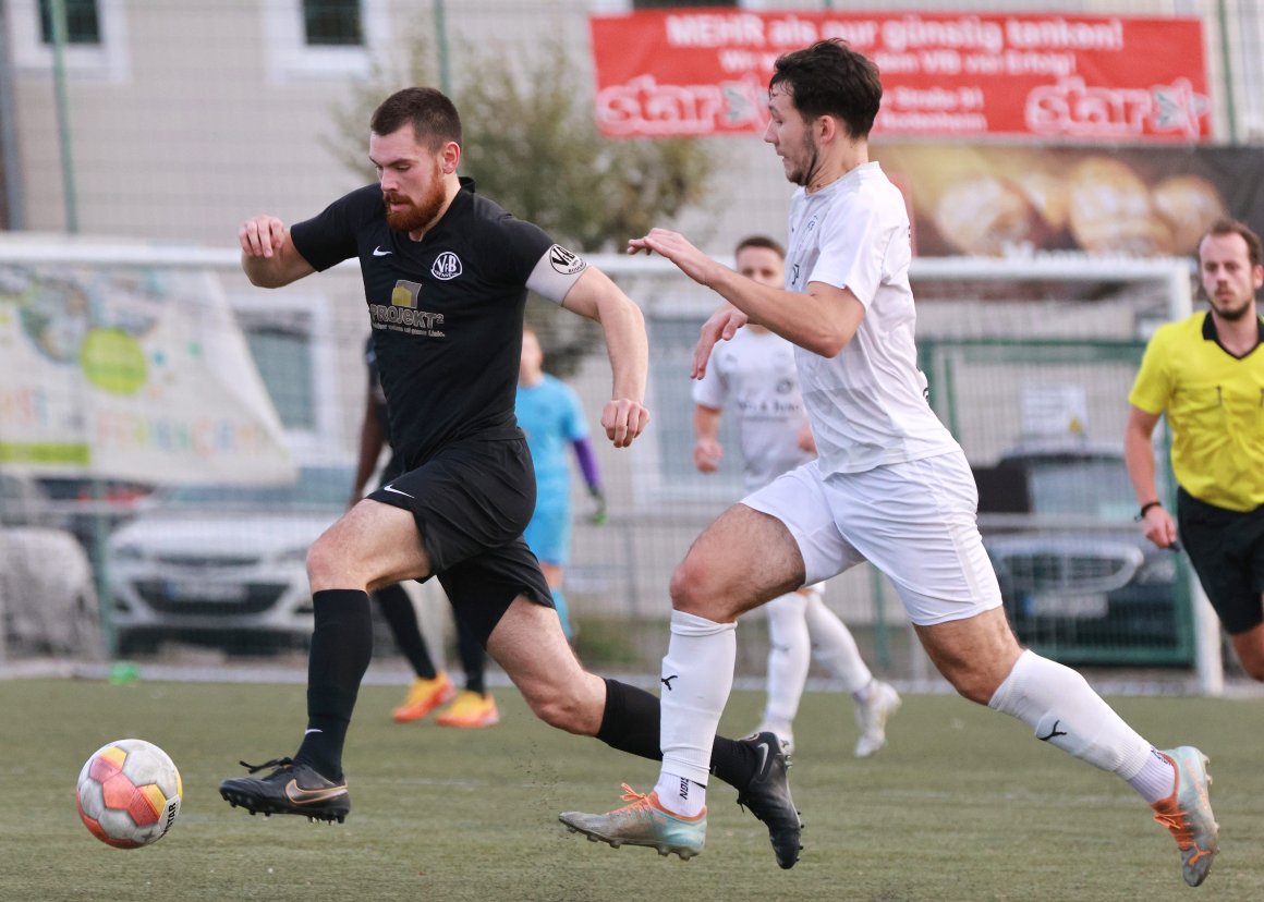 Kapitän Calvin Faßnacht (l.) kann mit dem VfB Bodenheim in der neuen Saison vorne mitspielen, wenn das Team das Niveau der vorigen Rückrunde erreicht