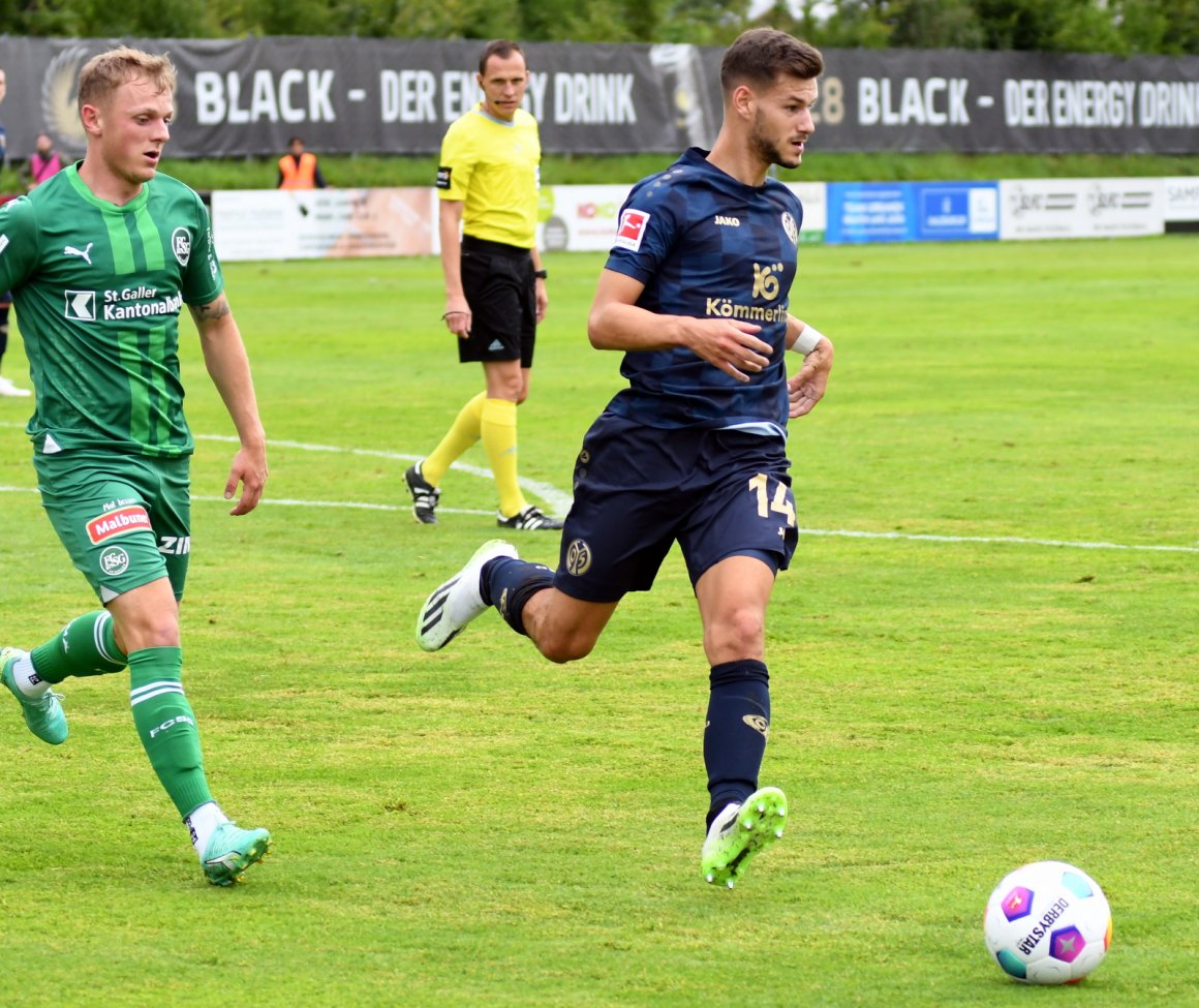 Tom Krauß, hier im Test gegen den FC St. Gallen, ist einer der Kandidaten für die Sechser- und Achterpositionen im Mainzer Mainzer Mittelfeld.