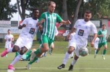 Mehmet Yildiz (r.) und Hady Kallo (l.) attackieren gemeinsam SVW-Verteidiger Victorien Fritz.