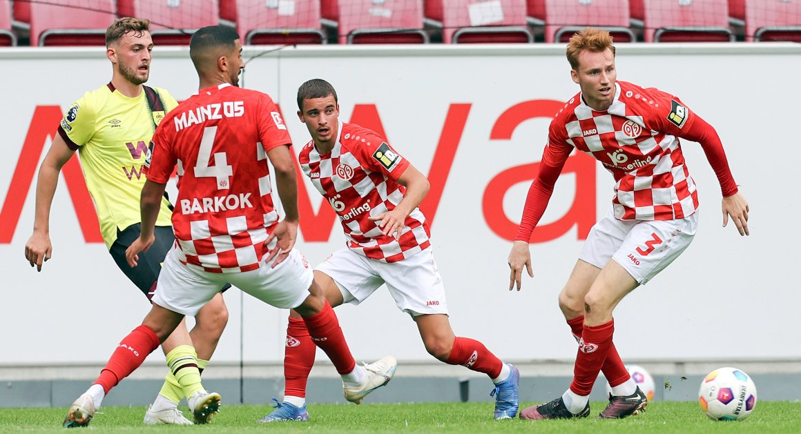 Nach sieben Wochen erstmals wieder in einem Spiel auf dem Platz: 05-Neuzugang Sepp van den Berg (r.).