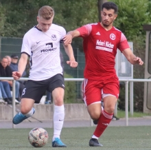 Zwei Neuzugänge auf Abwegen: VfB-Verteidiger Adrian Ziewers (l.) steuert den Weisenauer Strafraum an, SVW-Angreifer Sedat Yildirim beweist, dass er auch Abwehrarbeit zu leisten bereit ist.