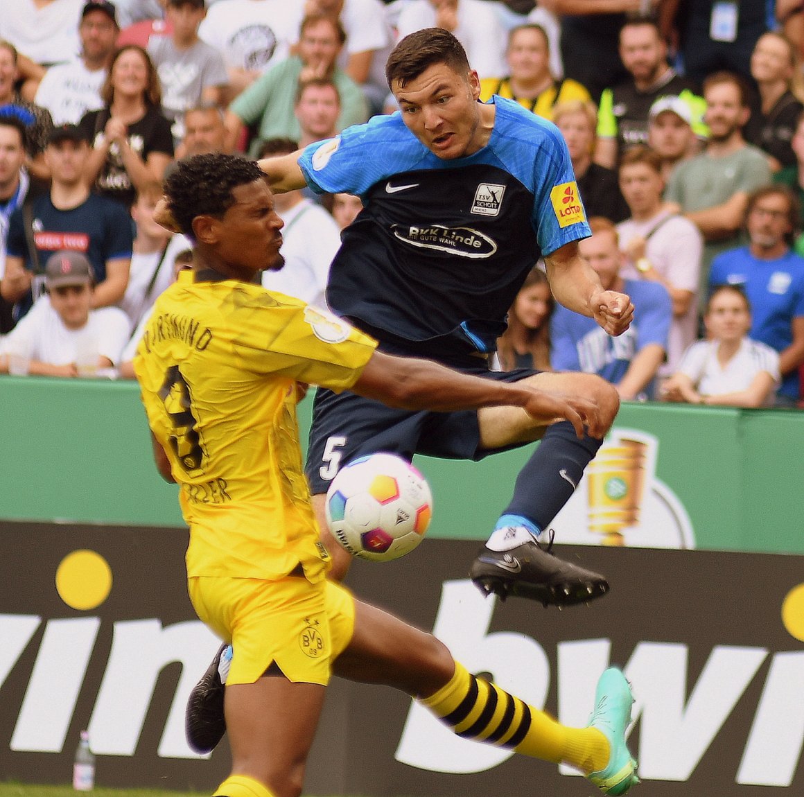 Nils Gans (gegen Sébastien Haller) in einem besonderen Moment seiner Karriere: Sein Versuch, den Ball nach innen zu passen, traf Rami Bensebaini, den Abpraller knallte der Schott-Innenverteidiger ins Netz…