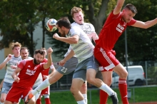 Thomas Mirkes und André Röll (rote Trikots v. l.) hoffen auf eine Kopfballchance, doch die Gästedefensive hat hier die bessere Position zum Ball für sich.