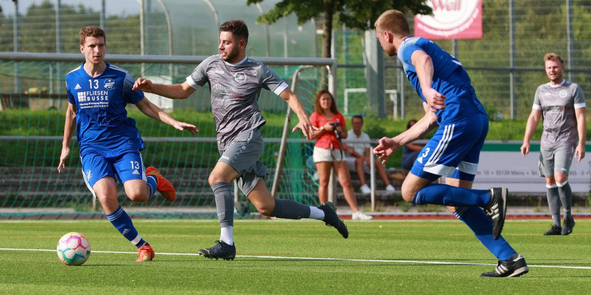 Andrea Carista (M.), hier von Ole Dechert (r.) und Johannes Hochgesand bedrängt, verwandelte in der 90. Minute einen Handelfmeter zum 2:2 für Fiam Italia gegen den SV Bretzenheim 12.