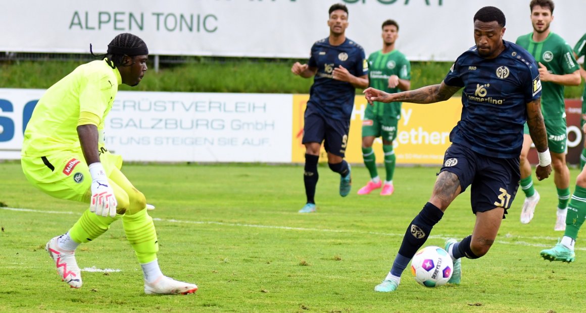 Delano Burgzorg (hier im Test gegen den FC St. Gallen) soll in Huddersfield Spielpraxis erhalten.