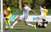 Abdellatif El Mahaoui geht auf Nummer sicher und drückt den von Kaito Shimoda geschossenen Ball zum 3:0 über die Linie. Der Japaner (im Hintergrund) scheint es ihm nicht übelzunehmen.