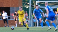 Luis Wachsmuth (l.) war der Pechvogel im Budenheimer Team: In der 77. Minute bekam er einen Kopfball an den Hinterkopf, von dort sprang der Ball ins eigene Tor.