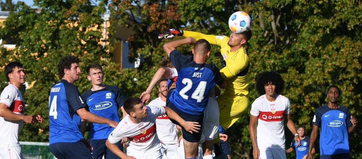 Gewusel nach einem Standard vor dem Stuttgarter Tor, aber der mehrfach bedrängte Jan Just bringt den Ball nicht im Netz unter.