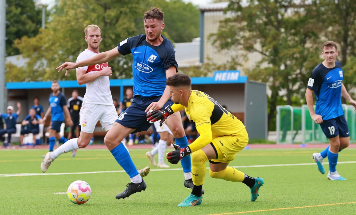 An die Intensität in der Regionalliga hat sich Jacob Roden, hier im Spiel gegen den VfB Stuttgart II, schon gewöhnt.