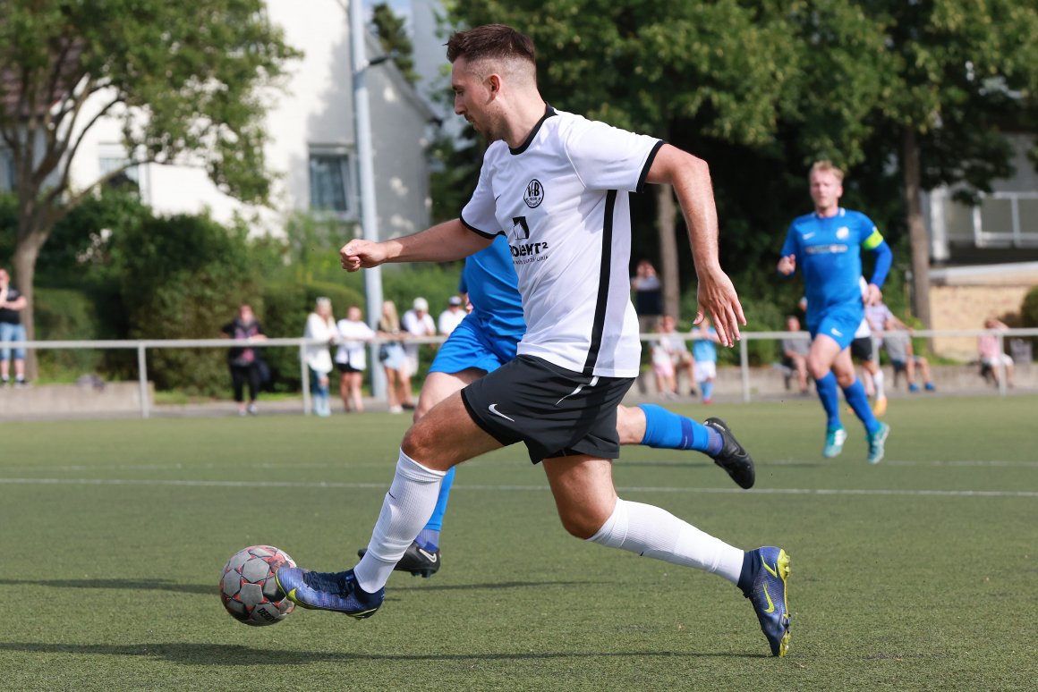 Er kann immer noch ein Spiel entscheiden: VfB-Routinier Noorman Loos vollendet in Grünberg für den VfB Bodenheim zum Treffer des Tages.