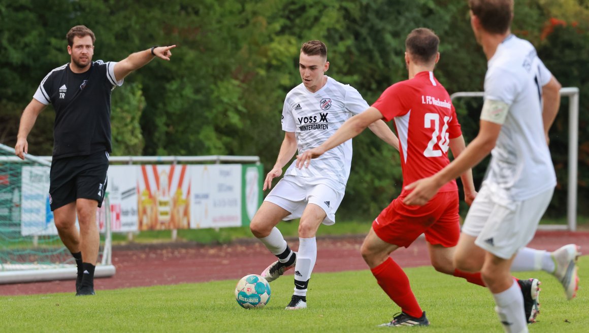 Der TSV Zornheim (am Ball Tim Schmidt) hat sich zur Freude von Trainer Niklas Grimm (l.) dank der Power und Dauerlaufqualitäten der jungen Mannschaft die ersten Punkte nach dem Abstieg gesichert.