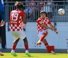 Jungprofi Eniss Shabani (r.) gehört derzeit fest zum Trainingskader der U23 und kann daher im Punktspiel bei Eintracht Frankfurt II auf jeden Fall auflaufen. Justin Seven dagegen ist dereit der einzige krankheitsbedingte Ausfall in Jan Siewerts Team.