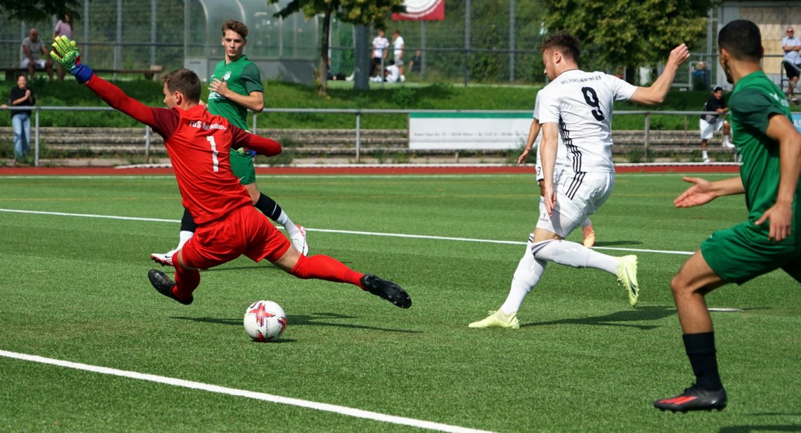 Noch nicht mal acht Minuten gespielt, und schon erzielt der Finther Patrick Hochhaus das 2:0 gegen die TuS Marienborn.