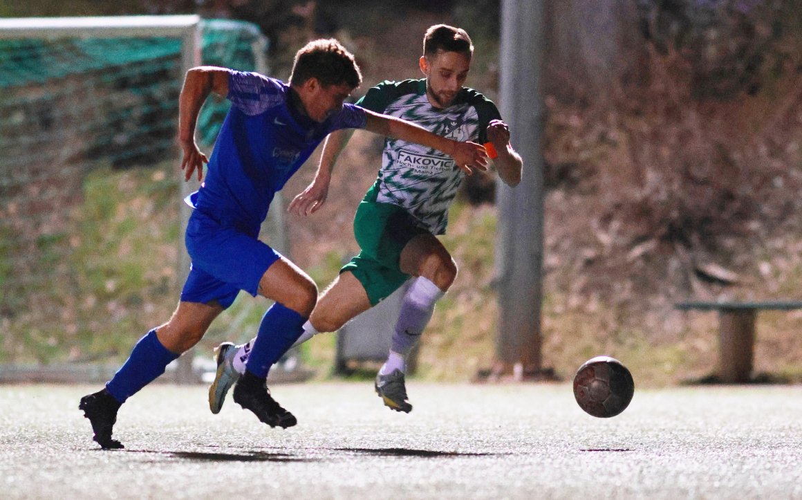 Auch das erste Verbandsligaheimspiel gegen die TuS Marienborn wurde als Flutlichtpartie an einem Freitagabend ausgetragen. Am Ergebnis der Partie vom März will sich die TSG Bretzenheim 46 (l. Theo Neumaier) nicht orientieren. Unter anderem durch einen Treffer von Dennis Ritz (r.) gingen die Punkte beim 0:3 an die Gäste.