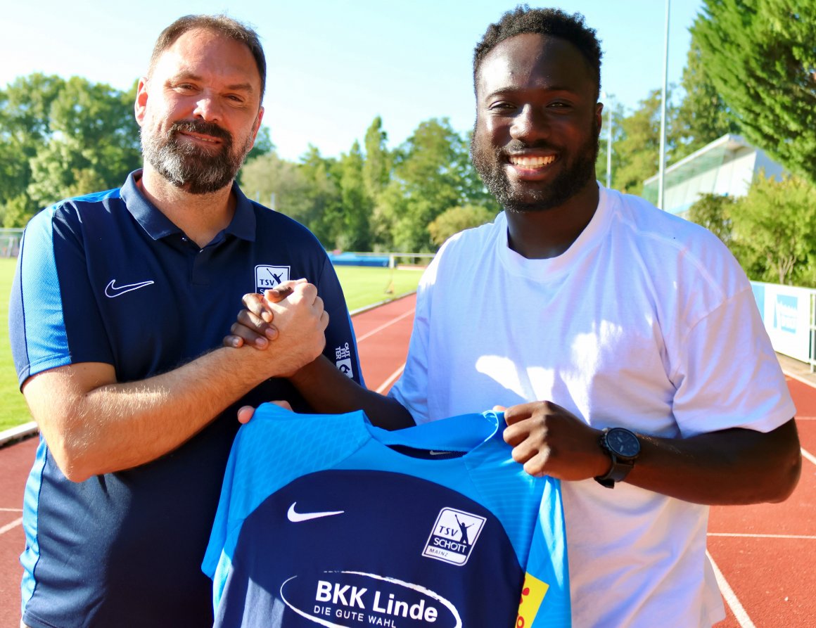 Sascha Meeth trainierte Raphael Assibey-Mensah schon in der 05-Jugend und drei Jahre lang beim TSV Schott. Jetzt holte er den Stürmer in seiner Funktion als Sportlicher Leiter an die Karlsbader Straße zurück.