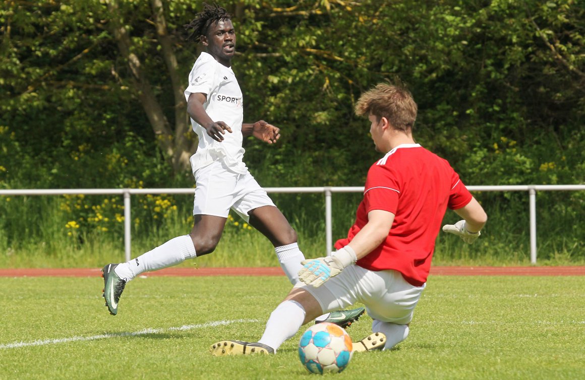 Bakary Joof, hier gegen den Klein-Winternheimer Keeper Moritz Hieronimus war der Saulheimer Pechvogel, von dessen Fuß der Ball zum 0:1 ins eigene Tor prallte.