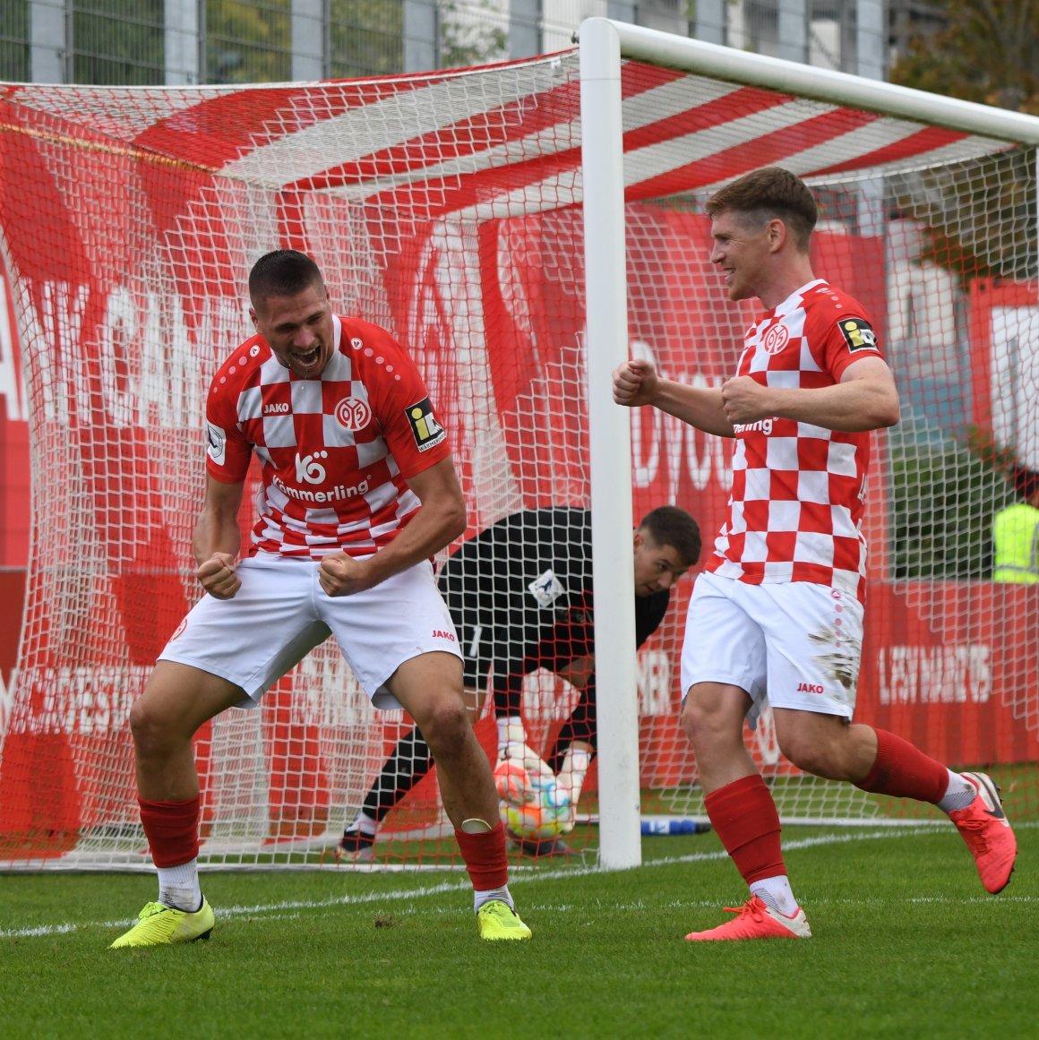 Marcus Müller bejubelt das 2:0, erster Gratulant ist Vorlagengeber Eniss Shabani.