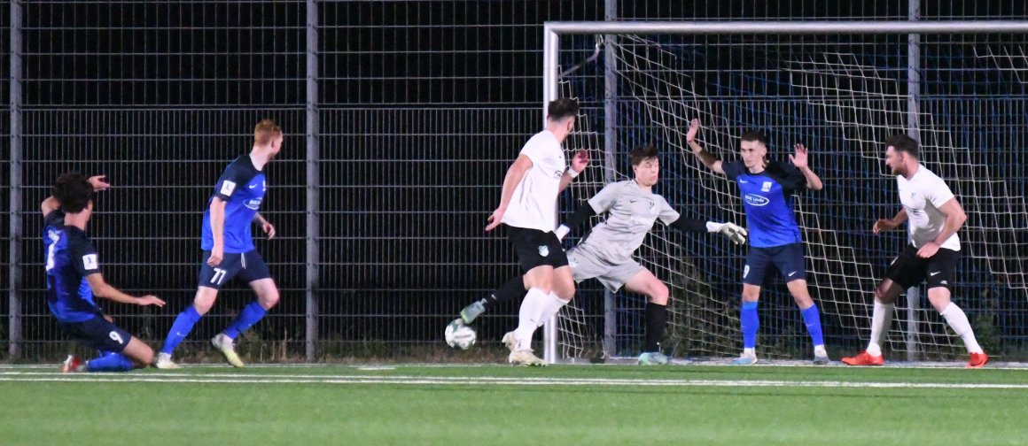 Lennart Thum (2. v. r.) steht schon hinter der Linie und damit nicht im Abseits, Linus Wimmer (l.) schickt den Ball zur 2:1-Pausenführung des TSV Schott hinterher.